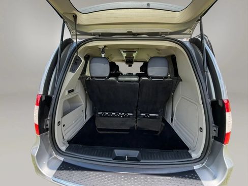 Used 2015 Chrysler Town & Country Limited FWD image 18