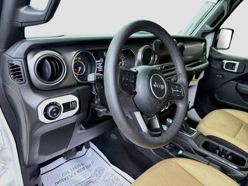 Used 2023 Jeep Gladiator Sport AWD/4WD image 10