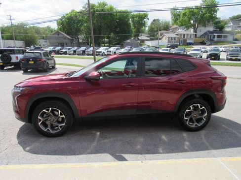 Used 2025 Chevrolet Trax LT FWD image 10
