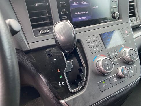 Used 2018 Toyota Sienna SE image 35