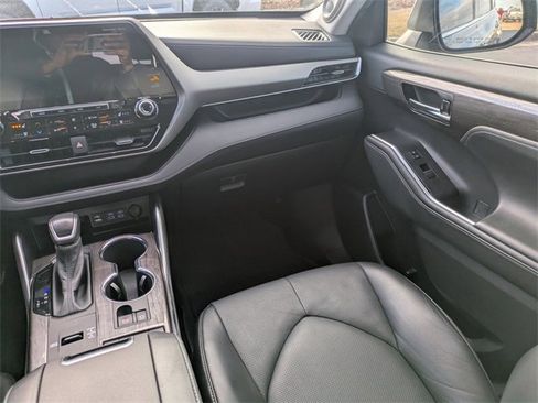 Used 2022 Toyota Highlander Limited image 19