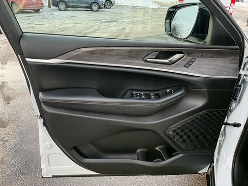 Used 2024 Jeep Grand Cherokee L Limited image 16