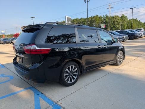 Used 2018 Toyota Sienna Limited Premium FWD image 3