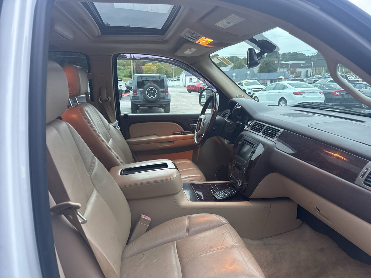 Used 2008 GMC Yukon XL Denali AWD/4WD image 16