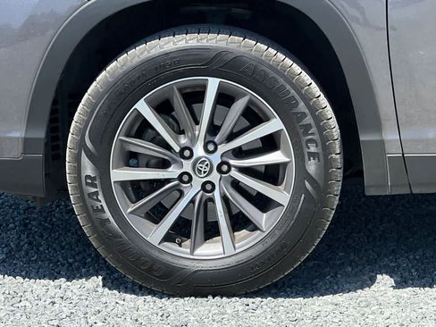 Used 2019 Toyota Highlander XLE FWD image 12