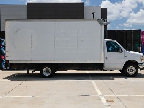 Used 2018 Ford E-350 and Econoline 350 Super Duty RWD image 17