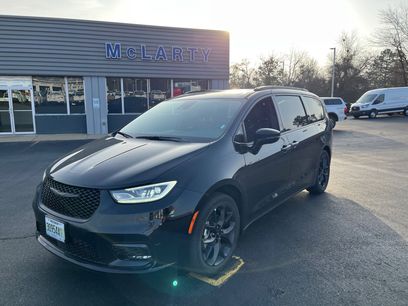 Used 2025 Chrysler Pacifica Limited