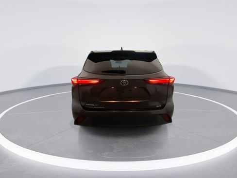 Used 2022 Toyota Highlander XLE image 3