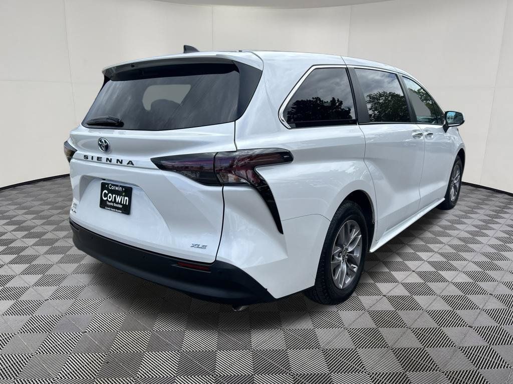 Used 2025 Toyota Sienna XLE AWD/4WD image 8