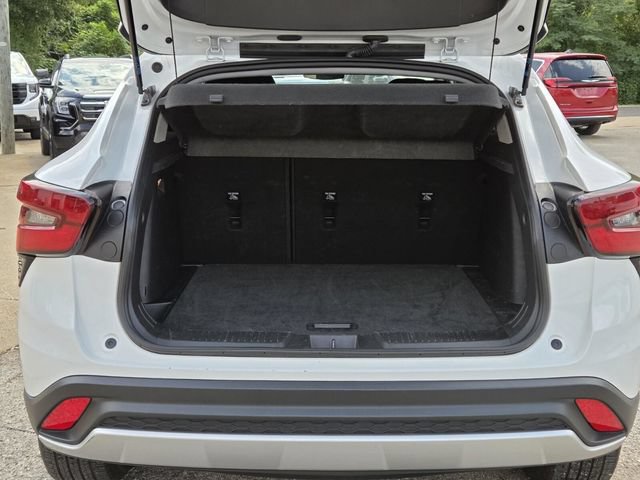 Used 2025 Chevrolet Trax LT FWD image 11