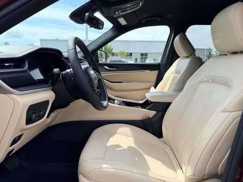 Used 2023 Jeep Grand Cherokee L Limited image 20