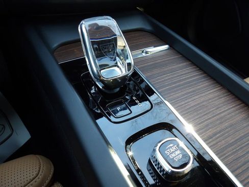 Certified 2023 Volvo XC60 B5 Ultimate w/ Climate Package image 22