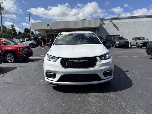 Used 2026 Chrysler Pacifica Select FWD image 2