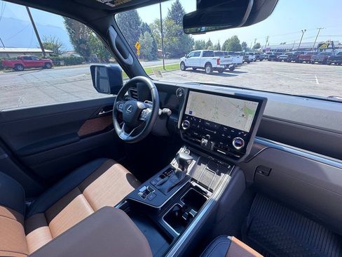 Used 2025 Lexus GX 550 w/ Accessory Package (31) AWD/4WD image 33