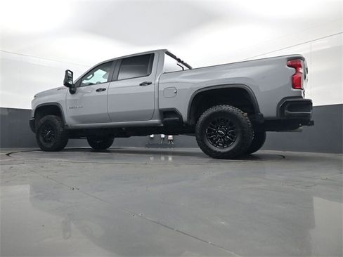 Used 2024 Chevrolet Silverado 2500 ZR2 w/ Technology Package image 27