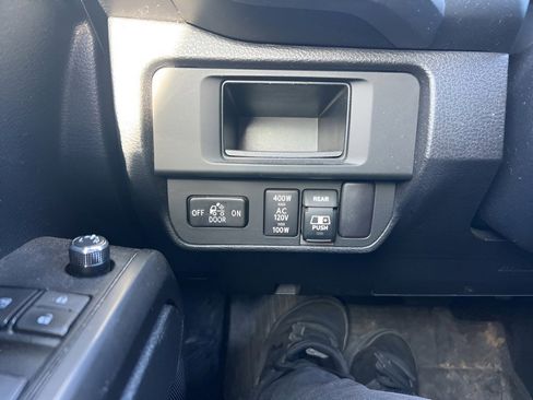 Used 2017 Toyota Tacoma TRD Sport image 28