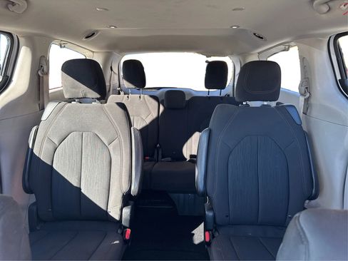 Used 2019 Chrysler Pacifica Touring Plus image 10