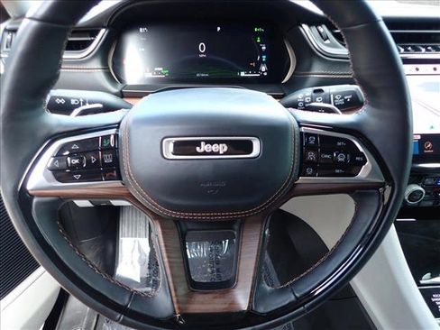 Used 2022 Jeep Grand Cherokee Summit w/ Advanced Protech Group IV AWD/4WD image 16