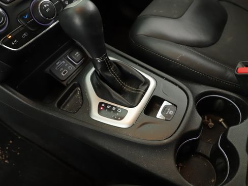 Used 2018 Jeep Cherokee Latitude Plus image 11