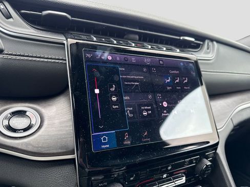 Used 2025 Jeep Grand Cherokee Limited image 17