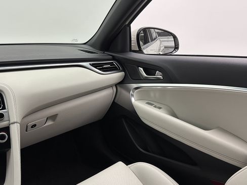 Used 2025 Genesis G70 2.5T image 22