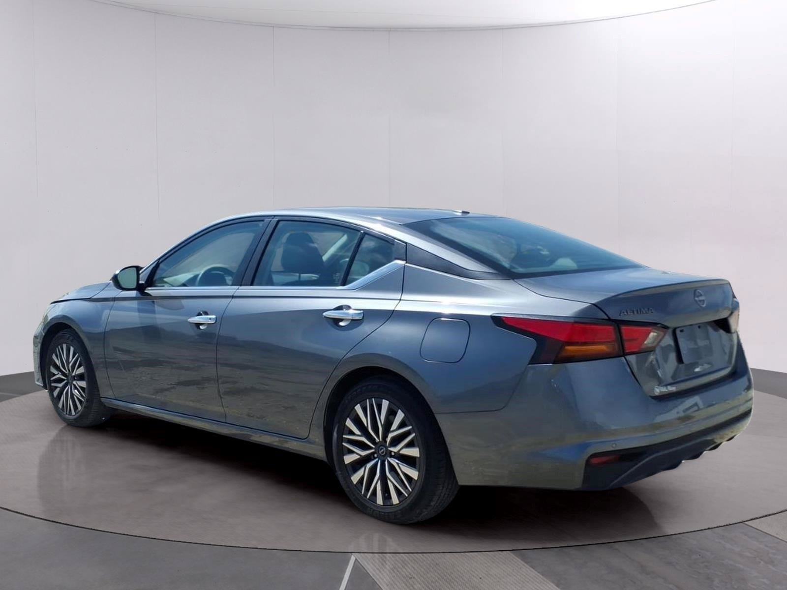 Used 2024 Nissan Altima 2.5 SV FWD image 3