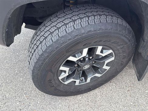 Used 2017 Toyota Tacoma TRD Off-Road w/ Tow Package (A/T) image 9