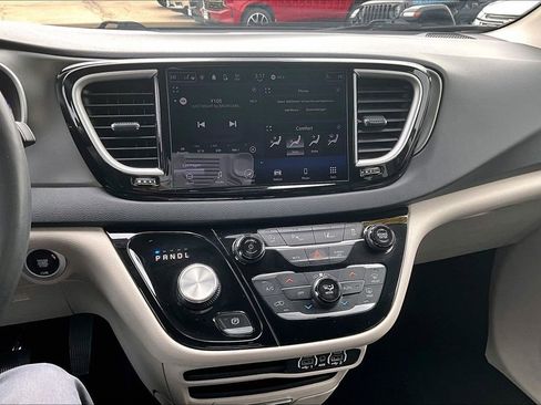 Used 2023 Chrysler Pacifica Touring-L FWD image 15