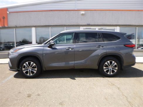 Used 2022 Toyota Highlander XLE AWD/4WD image 2