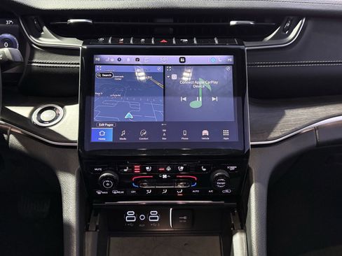 Used 2023 Jeep Grand Cherokee Limited w/ Luxury Tech Group II image 17