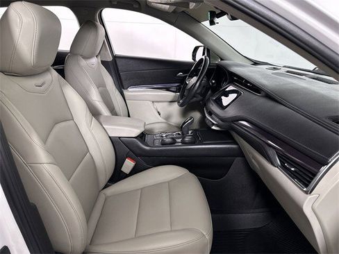 Used 2022 Cadillac XT4 Luxury w/ LPO, ONYX Package image 29