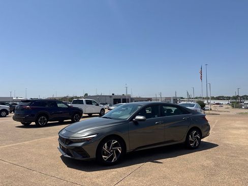 Used 2025 Hyundai Elantra SEL FWD image 10