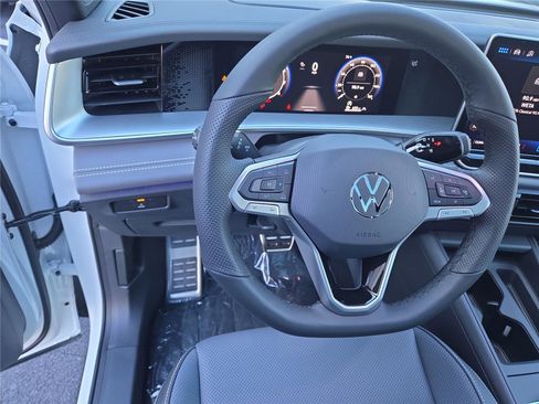New 2025 Volkswagen Tiguan SE R-Line image 14