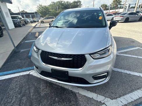 Used 2024 Chrysler Pacifica Touring-L FWD image 5