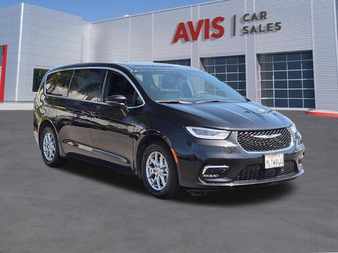 Used 2025 Chrysler Pacifica Select FWD image 3