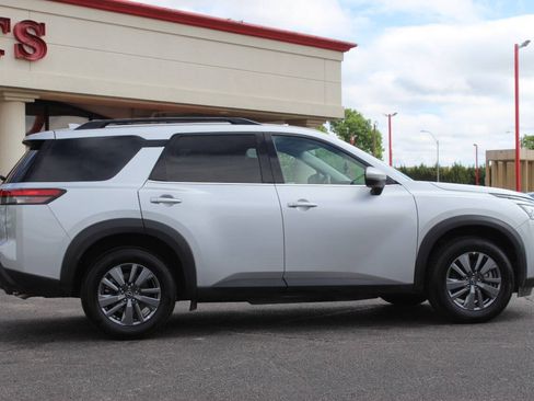 Used 2025 Nissan Pathfinder SV FWD image 3