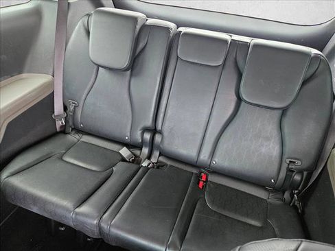 Used 2025 Kia Carnival FWD image 11