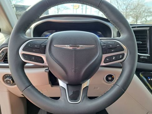 Used 2024 Chrysler Pacifica Touring-L image 9