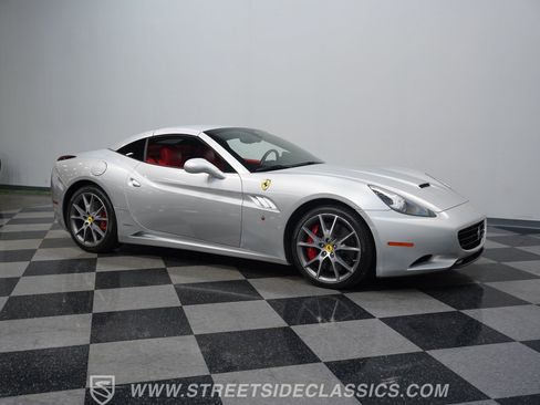 Used 2010 Ferrari California RWD image 16
