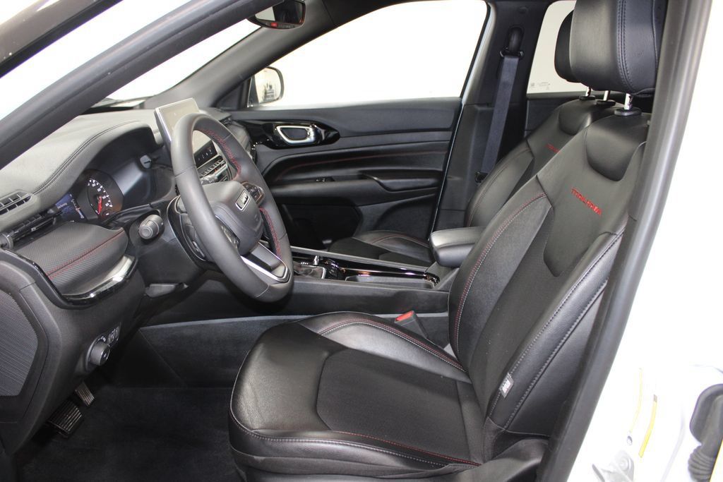 Used 2025 Jeep Compass Trailhawk AWD/4WD image 19