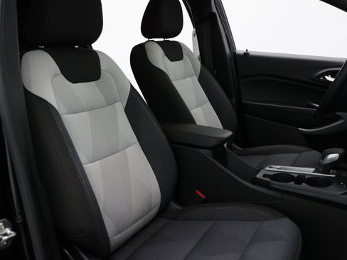 Used 2025 Chevrolet Trax RS w/ Sunroof Package FWD image 38