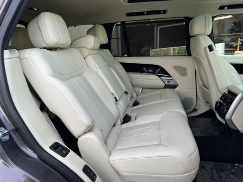 Used 2025 Land Rover Range Rover Long Wheelbase SE AWD/4WD image 32