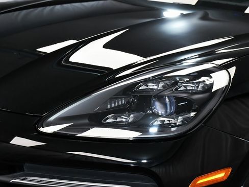 Used 2022 Porsche Cayenne Platinum Edition image 77