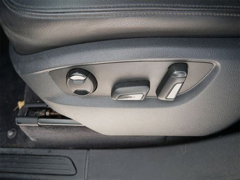 Used 2013 Volkswagen Touareg VR6 image 15