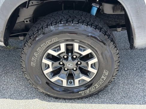 Used 2019 Toyota Tacoma TRD Off-Road AWD/4WD image 19