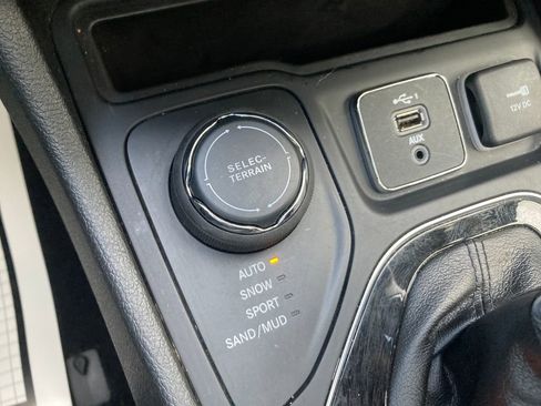 Used 2021 Jeep Cherokee Limited image 37