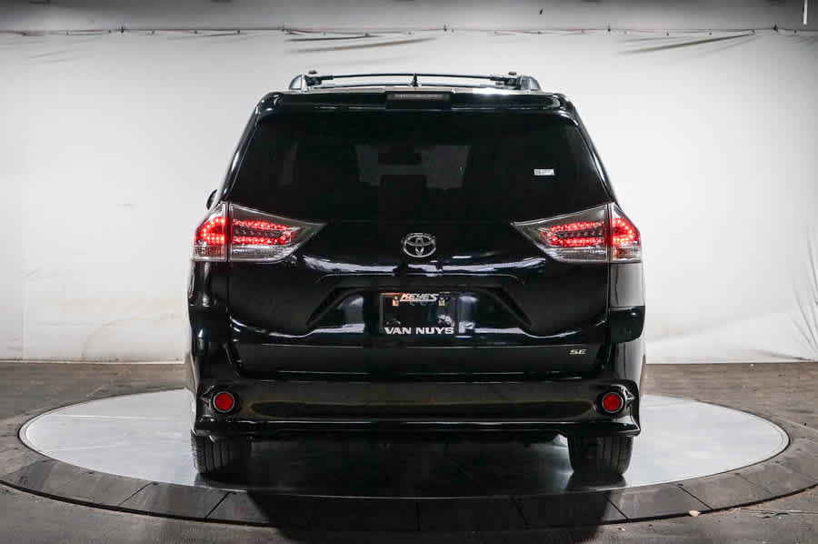 Used 2018 Toyota Sienna SE w/ Carpet Mat Package FWD image 3