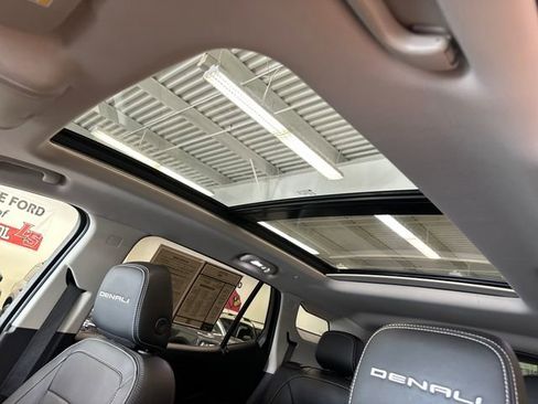 Used 2024 GMC Terrain Denali w/ Denali Premium Package AWD/4WD image 4