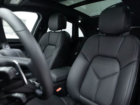 Certified 2026 Porsche Macan AWD/4WD image 5