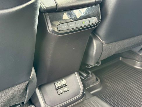 Used 2023 Toyota Highlander XLE image 23